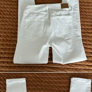 White Skinny Jeans with Clean Stitching